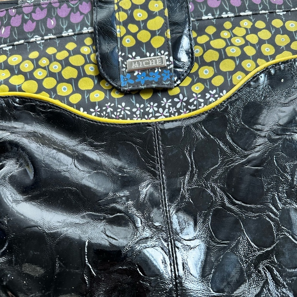 Glossy Black and Yellow Shoulder Bag with Scalloped Design - Picture 2 of 4